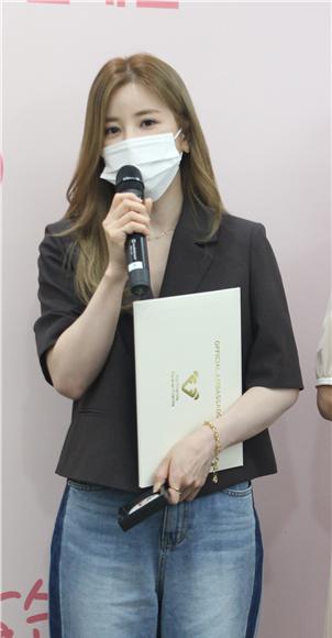 Apink's Park Cho-Rong is sharing her feelings after being appointed as Campaign FF Official Ambassador. (Photo = provided by the Korea Social Contribution Association)