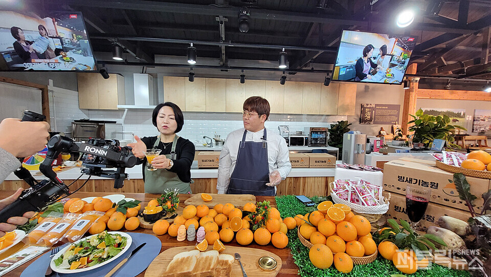 한림오젠 라이브커머스 스튜디오 에서 (좌) 홍순덕 이사 (우) 강종석 대표가 빙새기농원 프리미엄 황금향 제품 설명하고 있다.