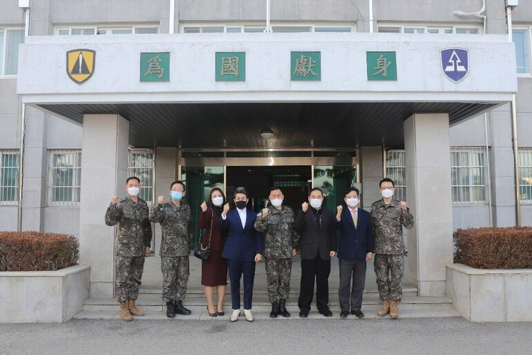 K-BEAUTY (케이뷰티) 문주이 대표와 김채영 이사가 육군 화살부대 관계자와 기념촬영을 하고 있다. (사진=퍼블릭뉴스)