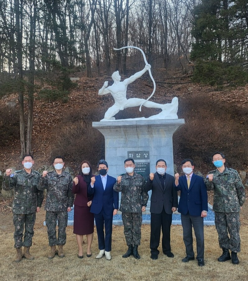 K-BEAUTY (케이뷰티) 발행인 문주이 대표와 김채영 이사가 육군화살부대 관계자들과 화살부대 상징물 앞에서 기념촬영을 하고 있다. (사진=퍼블릭뉴스)