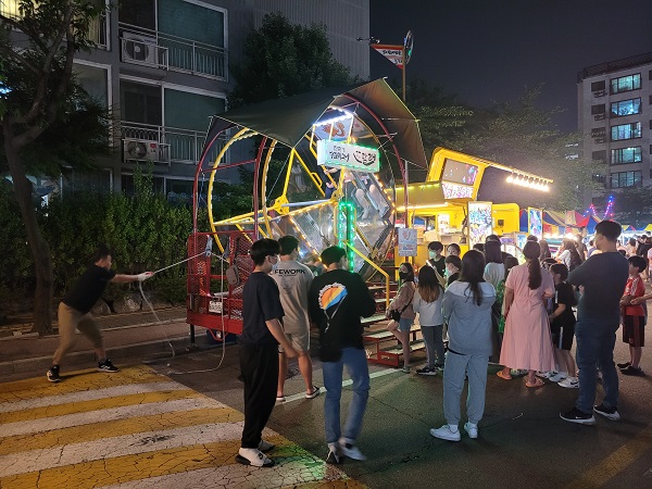 17일 밤 경기도 의정부시 호원동 한 아파트 내 야시장 풍경(사진=조아라 기자)