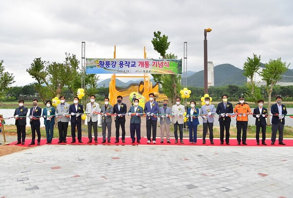 장성군은 지난 23일 ‘황룡강 용작교(인도교)’ 개통 기념식을 열었다. [사진=장성군]