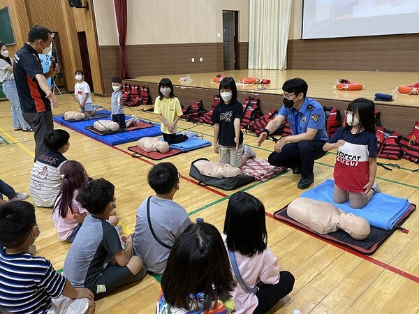 목포해경이 목포  연산초등학교를 방문해 심폐소생술 교육을 하고 있다.(사진=목포해양경찰서)