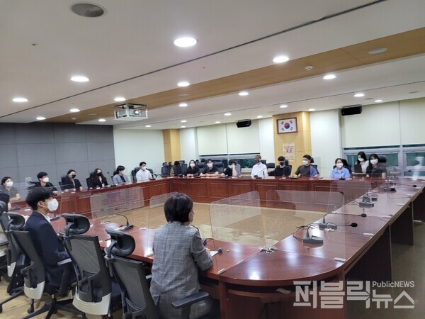 윤주경 국회의원과 바른소리 청년국회 회원들이 토론을 하고 있다. (사진=바른소리 청년국회 제공)