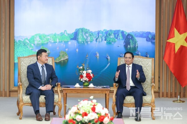 5일 베트남 수도 하노이 정부 청사에서 삼성전자 MX사업부장 노태문 사장(사진 왼쪽)이 팜 민 찐 베트남 총리를 만나 주요 현황을 논의하는 한편, 2030 부산엑스포 유치 지지를 당부했다.