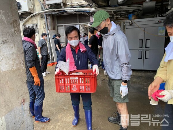 최춘식 국민의힘 국회의원의 수해복구를 돕고 있다.