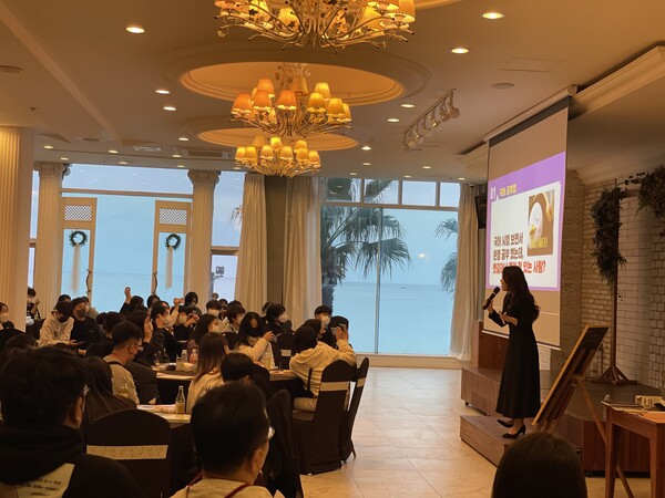 강연 중인 유튜버 구슬쥬  [사진=한국사회공헌협회 부산지회]