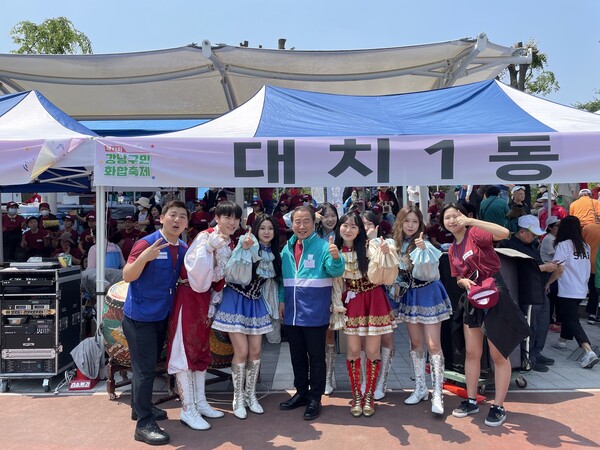 이인선 강남의용소방대장과 성결대 치어리딩 팀 [사진= 유회중 기자]