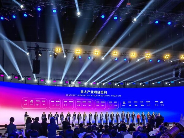 지난달 6일 중국 상하이에서 열린 '2023 상하이 글로벌 투자 촉진 대회'에서 다수의 주요 산업 프로젝트가 현장에서 체결됐다. (사진/신화통신)