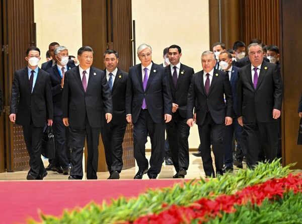 시 주석과 중앙아시아 5개국 정상이 19일 시안 국제컨벤션센터에서 공동 기자회견을 가졌다. (사진/신화통신)