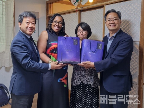 영양군은 지난 14일 한국을 방문한 미국 애리조나주 투산시 교육청(키나샤 브라운 부청장) 관계자들과 서울시 일원에서 그 동안 코로나19로 인해 일시 중단됐던 미국 현지 어학연수를 재개하기 위해 간담회를 가졌다 [사진=영양군]