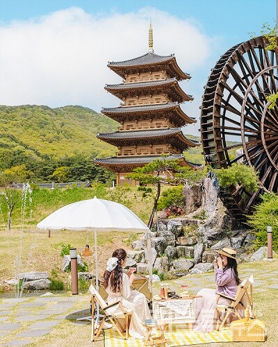 김천시가 추진한 김천 사명대사 공원 피크닉세트 무료 대여사업에서 참가자가 사진촬영 하고 있다 [사진=김천시]