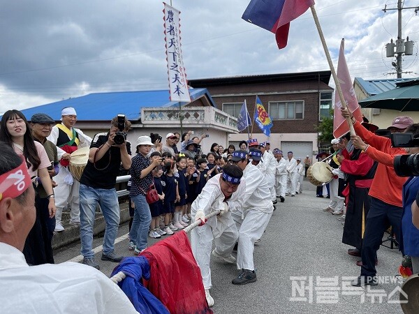 김천시 대항면 용복리와 신평리 마을의 친선을 다지기 위한 2023년 단오절 줄다리기 행사 모습 [사진=김천시]