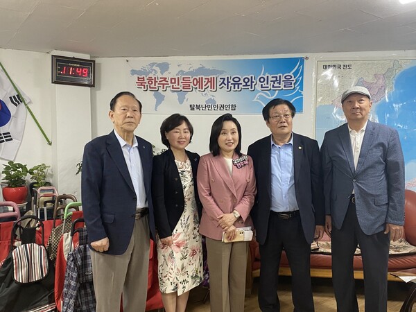 탈북난민인권연합의 상임이사를 맡고 있는 남윤정 목사