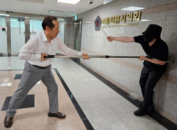 소영철 의원이 장비를 시연하는 모습 