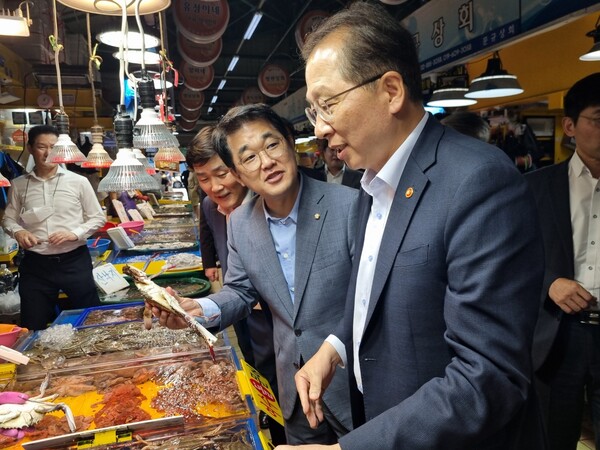배준영 의원과 해양수신부 조승환 장관 인천 연안부두 종합어시장 방문