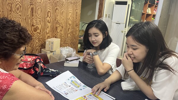 치매예방 프로그램을 함께하고 있는 인플루언서 변진서 [사진=유회중 기자]