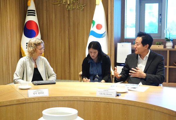 오세훈 서울시장이 9월 1일(금) 오전, 시청 집무실에서 서울시와 UNEP간 대기질 개선 관련 국제협력에 대해잉거 앤더슨 유엔환경계획 사무총장)과 이야기를 나누고 있다.