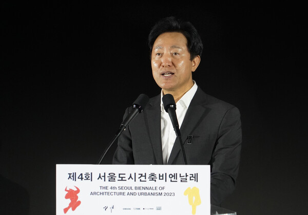 오세훈 시장이 지난 1일 열린송현녹지광장에서 '제4회 서울도시건축비엔날레' 개막을 축하하는환영사를 전하고 있다.