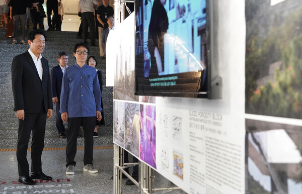서울도시건축전시관을 찾은 오세훈 서울시장이  '제4회 서울도시건축비엔날레' 관련 주제전 작품 관람 