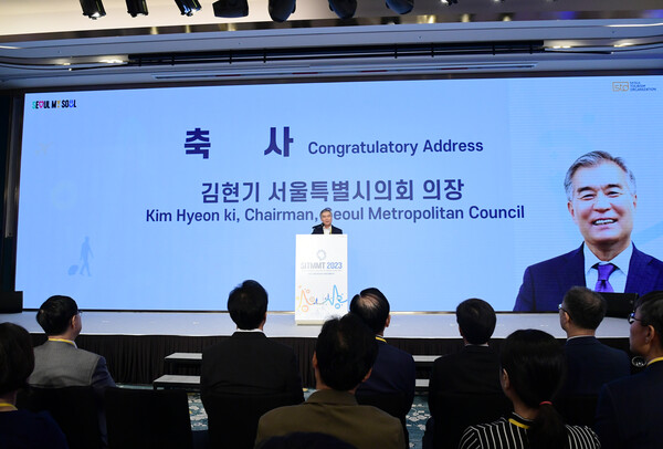 서울의료관광 국제트래블마트 개막식에서 축사하는 김현기 의장 