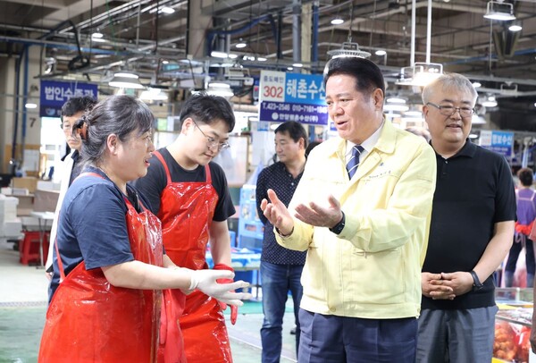 최대호 안양시장 지난 5일 관내 농수산물도매시장 방문 상인 등의 애로사항 청취