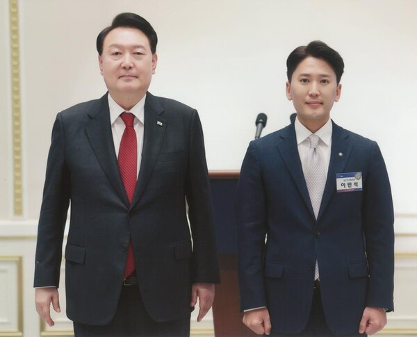 윤석열 대통령이 직접 임명장 수여 서울시의회 이민석의원