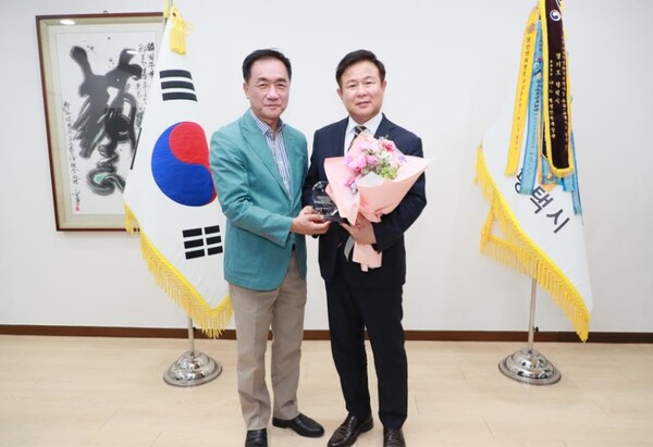 평택대학교 이동현 총장에게 평택시 감사패 수여