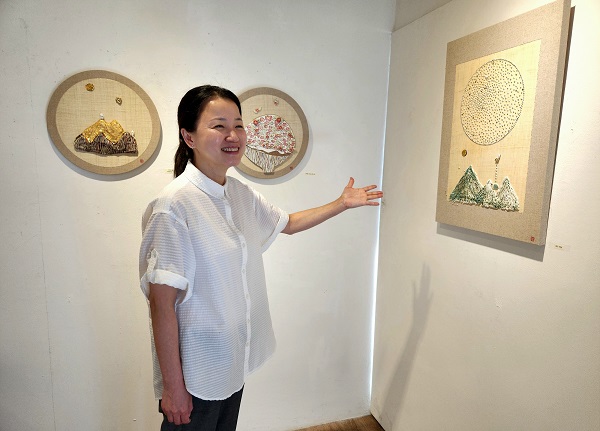 김은영 도예작가가 자신의 개인전에 전시된 작품을 소개하고 있다.(사진=허영훈 기자)