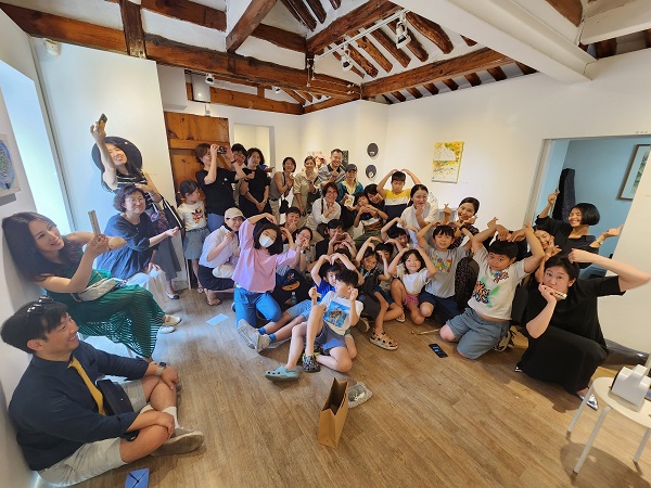 개인전 축하공연 후 출연자들과 관람객들이 함께 기념촬영을 하고 있다.(사진=허영훈 기자)