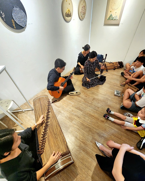 인피니티오브사운드(국악)와  플라멩코 기타리스트 이준호 씨가 콜라보 공연을 선보이고 있다.(사진=허영훈 기자)