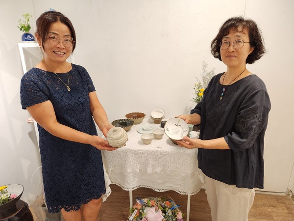 김은영 작가의 제자이자 이번 개인전 게스트 작가로 참여한 박정숙, 이희영 작가(사진=허영훈 기자)