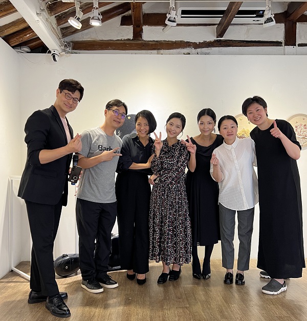 김은영 작가가 축하공연 출연진과 기념촬영을 하고 있다.(왼쪽부터 사회자 허영훈, 플라멩코 기타리스트 이준호, 뉴에이지 국악그룹 '인피니티 오브 사운드'(3명), 김은영 작가, 크로매틱 하모니카 연주자 이병란(사진=허영훈 기자)