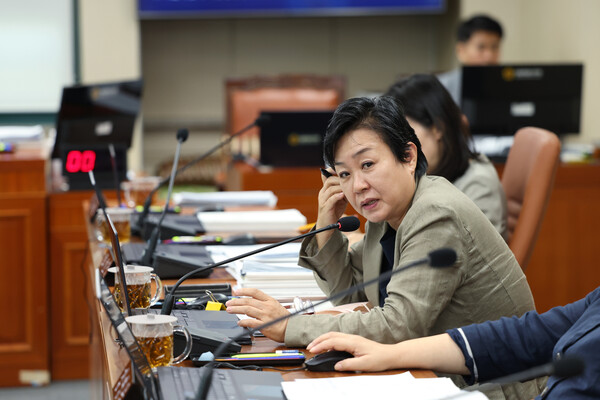  제320회 임시회 시민건강국 질의 사진 황유정 의원