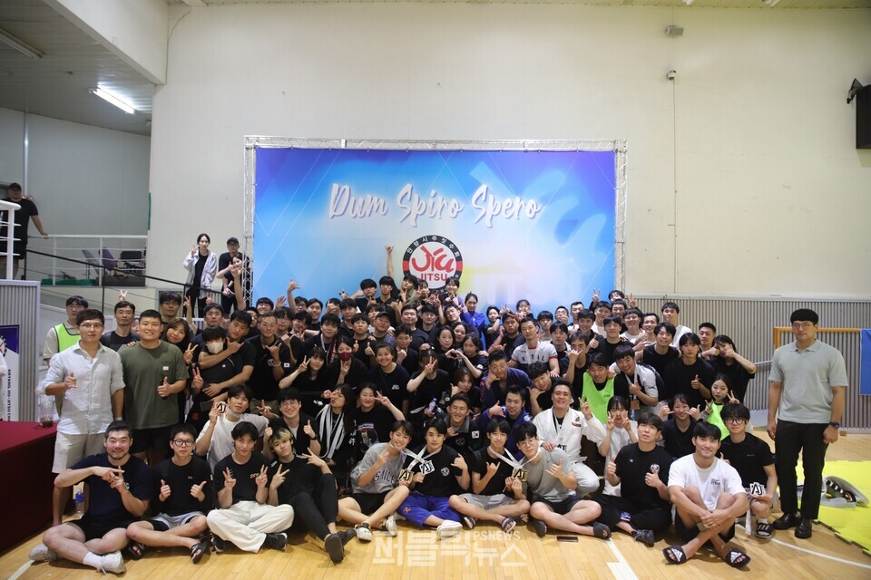 대회를 무사히 마치게 힘써준 선수 및 관계자 단체 사진.[사진=박종혁 기자]