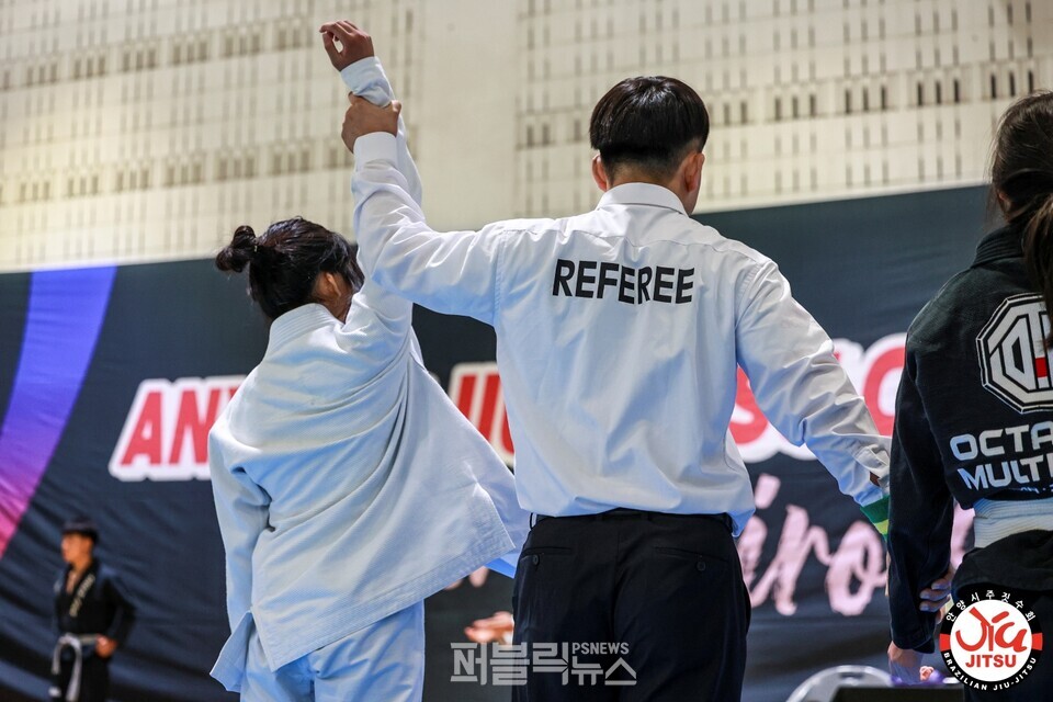 승자 선언 후 승리를 만끽하고 있는 선수.[사진=박종혁 기자]