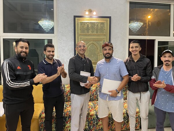 모하메드 마리우치(왼쪽에서 3번째) 회원과 메스케우르 이스마엘(왼쪽에서 4번째) 대표가 협약서에 서명 후 포토타임을 가지고 있다. (사진제공=RSC)