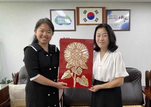 작품 기증하는 이은지 대표(좌측)와 박서진 평촌동장