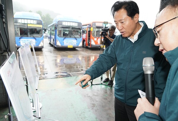 오새훈 시장 은평공영차고지 방문하여 관계자들에게 설명 
