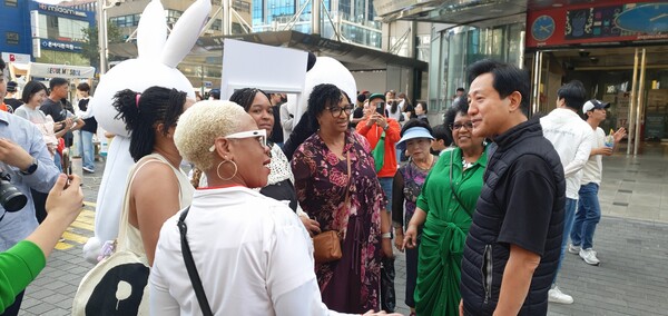 오세훈 서울시장이1일(일) 오후 명동 현장 점검 중에 만난 외국인 관광객에게 서울의 주요 관광명소를 외국인에게 직접 소개하고 있다.