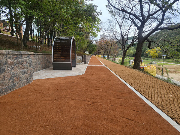                              6일 개장하는 성남시 분당구 구미동 79 공공공지 맨발 황톳길