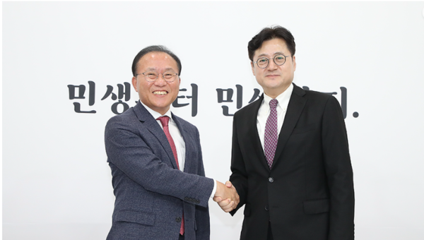        윤재옥 원내대표와 더불어민주당 신임 홍익표 원내대표 [사진=국민의 힘]