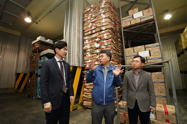 박성훈 해양수산부 차관(좌측)이 17일 부산에 있는 수협 감천물류센터를 현장 점검하고 있다. [사진=햐앵부] 