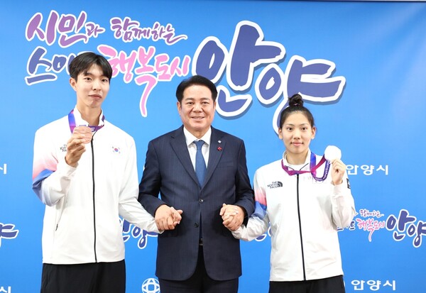  (왼쪽부터)육상 이정태 선수 최대호 안양시장 수영 권세현 선수 사진