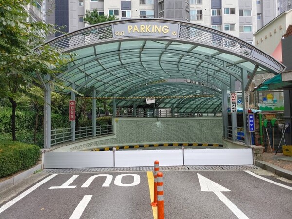 안양시 내 한 아파트에 침수를 대비하기 위해 설치 된 차수판 [사진=안양시]