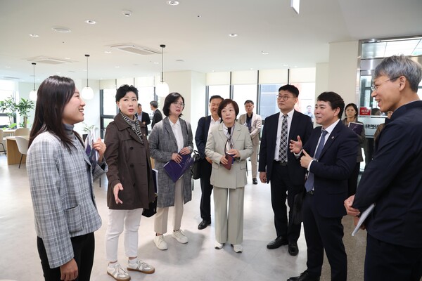 “부동산대책 및 주거복지 특위, 중앙 주거복지센터·용산주거안심종합센터 등을 방문했다.