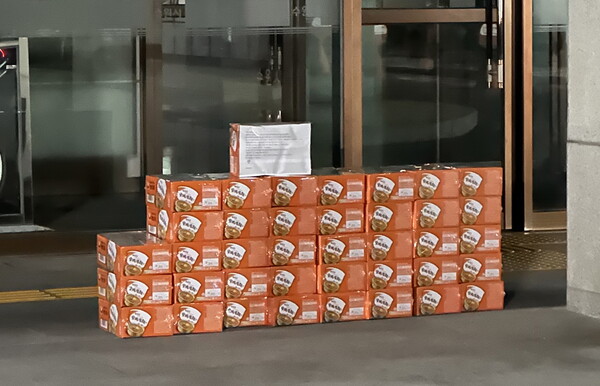 익명의 기부 천사, 3일 새벽 수원시청 정문 앞에 컵라면 39상자 두고 사라져