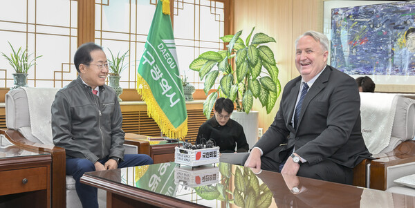 홍준표 대구시장과 국민의힘 인요한 혁신위원장이 면담을 하고 있다. [사진=대구시] 