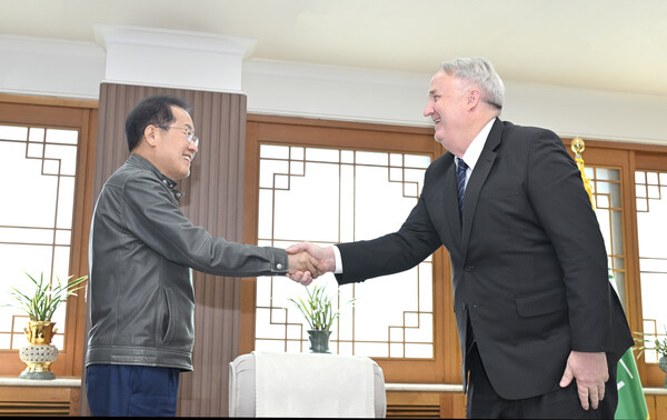홍준표 대구시장과 국민의힘 인요한 혁신위원장이 악수를 하고 있다. [사진=대구시]