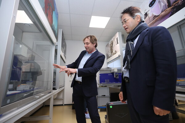 수벤올렉 프리시전포메디슨 시니어부사장(좌)이 이동환 고양특례시장(우)에게 연구과정을 설명하고 있다.